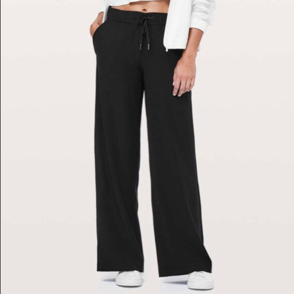 Navy lululemon on the fly pants